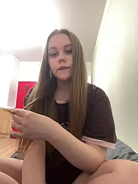 Snapshot of Marylallka5 chatting on 04/04/26, 02:03 Marylallka5 online show from 04/04/26, 02:03