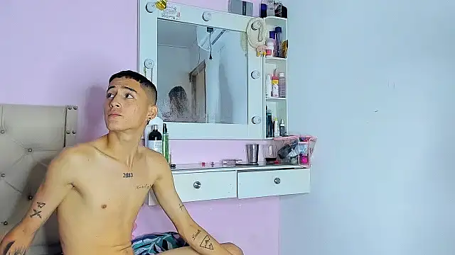 Snapshot of Sophie_and_andress chatting on 01/08/25, 04:34 Sophie and andress online show from 01/08/25, 04:34