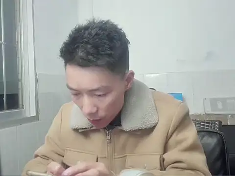 Snapshot of xhqds chatting on 12/24/24, 10:44 xhqds online show from 12/24/24, 10:44