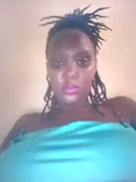 Snapshot of Queen001046 chatting on 12/14/25, 12:54 Queen001046 online show from 12/14/25, 12:54