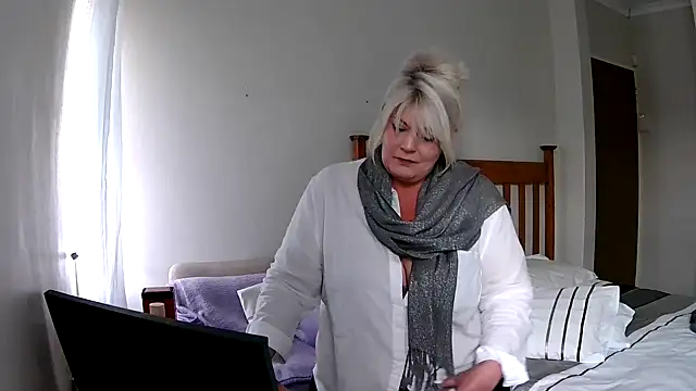 Snapshot of Miahotmilf chatting on 12/16/24, 05:11 Miahotmilf online show from 12/16/24, 05:11