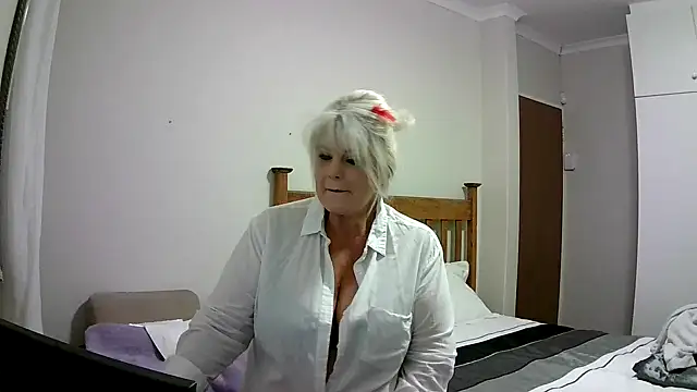 Snapshot of Miahotmilf chatting on 12/24/24, 07:44 Miahotmilf online show from 12/24/24, 07:44