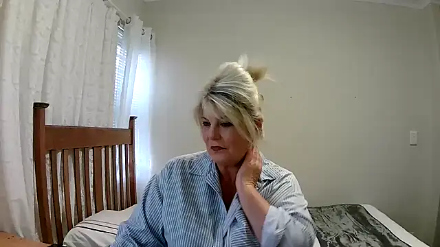 Snapshot of Miahotmilf chatting on 01/04/25, 05:58 Miahotmilf online show from 01/04/25, 05:58