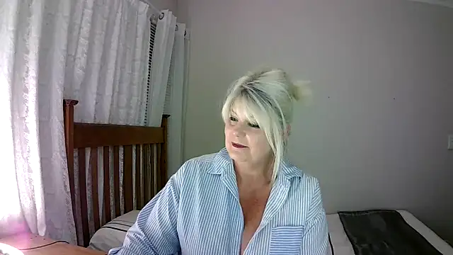 Snapshot of Miahotmilf chatting on 01/05/25, 12:31 Miahotmilf online show from 01/05/25, 12:31