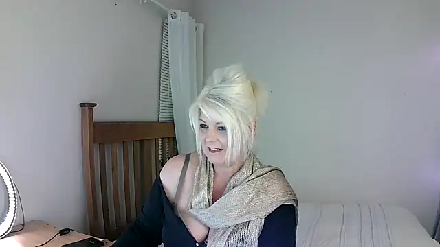 Snapshot of Miahotmilf chatting on 02/16/25, 12:30 Miahotmilf online show from 02/16/25, 12:30