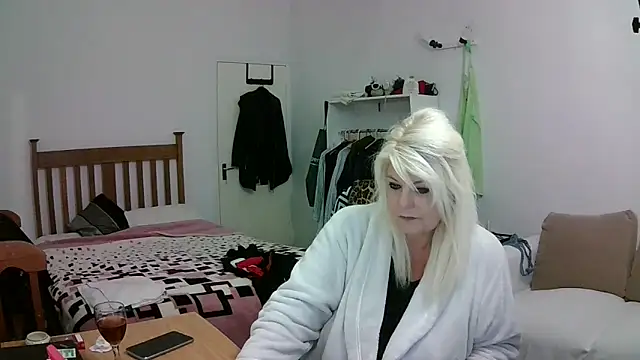 Snapshot of Miahotmilf chatting on 04/26/26, 05:43 Miahotmilf online show from 04/26/26, 05:43