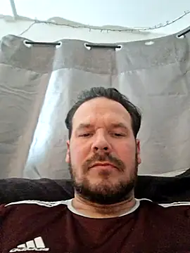 Snapshot of chrisB09 chatting on 11/28/25, 09:39 chrisB09 online show from 11/28/25, 09:39