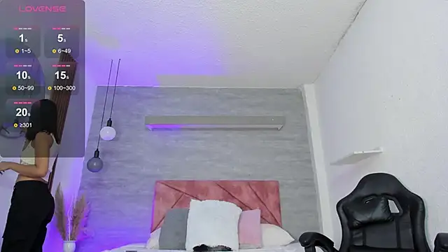 Snapshot of thararouse chatting on 11/13/25, 12:15 thararouse online show from 11/13/25, 12:15