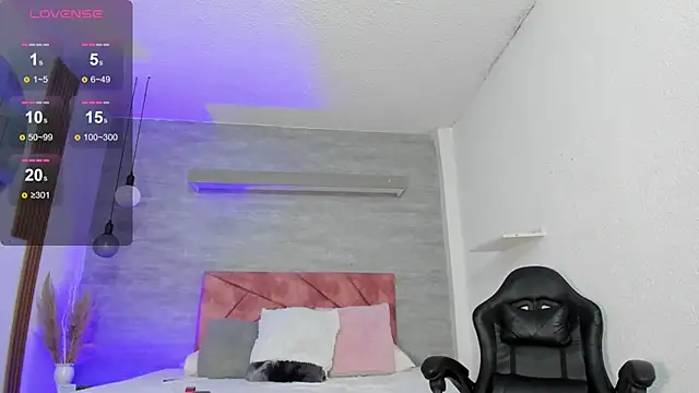 Snapshot of thararouse chatting on 11/20/25, 12:16 thararouse online show from 11/20/25, 12:16