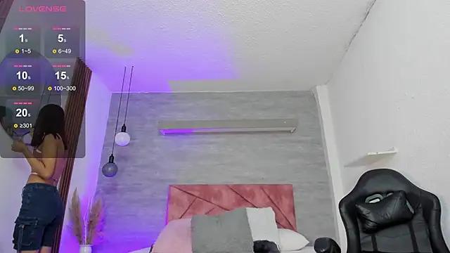 Snapshot of thararouse chatting on 11/26/25, 12:17 thararouse online show from 11/26/25, 12:17