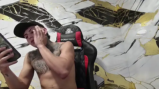 Snapshot of Kevin22_222 chatting on 01/02/25, 05:24 Kevin22 222 online show from 01/02/25, 05:24