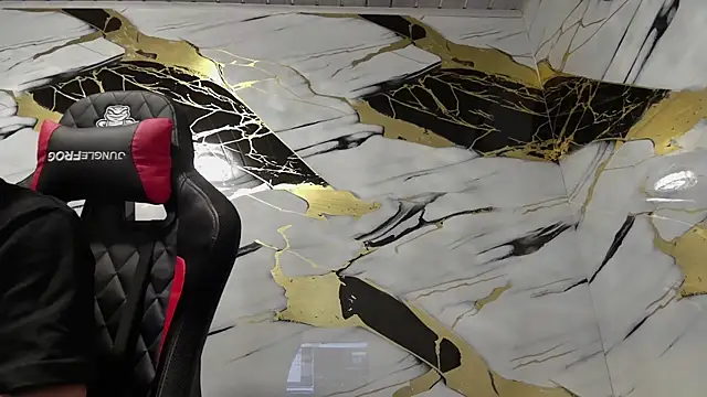 Snapshot of Kevin22_222 chatting on 01/04/25, 08:06 Kevin22 222 online show from 01/04/25, 08:06