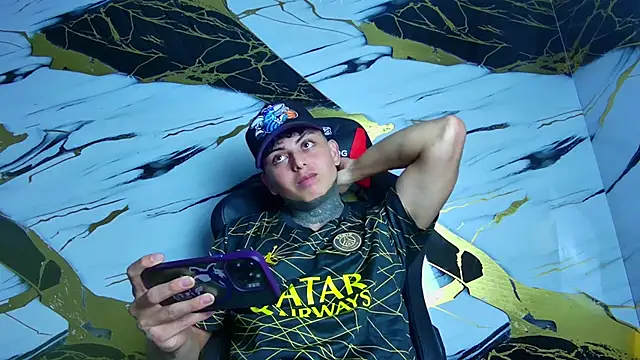 Snapshot of Kevin22_222 chatting on 01/27/25, 06:52 Kevin22 222 online show from 01/27/25, 06:52