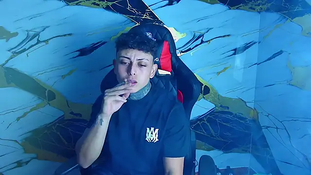 Snapshot of Kevin22_222 chatting on 02/01/25, 04:14 Kevin22 222 online show from 02/01/25, 04:14