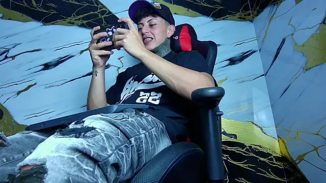 Snapshot of Kevin22_222 chatting on 02/04/25, 09:07 Kevin22 222 online show from 02/04/25, 09:07