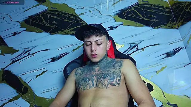 Snapshot of Kevin22_222 chatting on 03/01/25, 10:42 Kevin22 222 online show from 03/01/25, 10:42