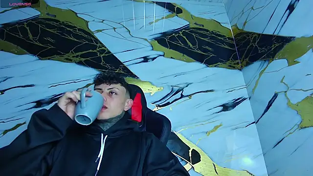 Snapshot of Kevin22_222 chatting on 03/14/25, 01:37 Kevin22 222 online show from 03/14/25, 01:37