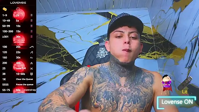 Snapshot of Kevin22_222 chatting on 10/28/25, 05:00 Kevin22 222 online show from 10/28/25, 05:00