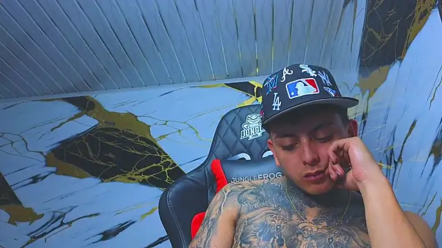 Snapshot of Kevin22_222 chatting on 11/27/25, 05:09 Kevin22 222 online show from 11/27/25, 05:09