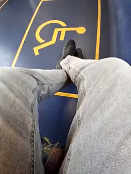 Snapshot of your_fuck_boy_00 chatting on 12/21/25, 03:02 your fuck boy 00 online show from 12/21/25, 03:02