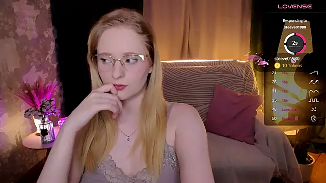 Snapshot of Aemilia_ chatting on 10/05/25, 06:12 Aemilia online show from 10/05/25, 06:12