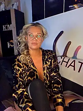 Snapshot of SpicyVicky chatting on 09/26/25, 04:49 SpicyVicky online show from 09/26/25, 04:49