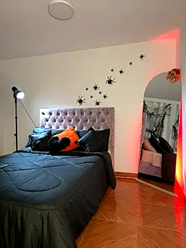 Snapshot of samantha_evans2 chatting on 10/24/25, 11:12 samantha evans2 online show from 10/24/25, 11:12