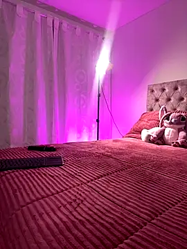 Snapshot of samantha_evans2 chatting on 11/26/25, 11:28 samantha evans2 online show from 11/26/25, 11:28