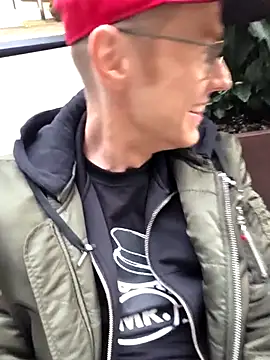 Snapshot of Fuc71 chatting on 09/22/25, 04:42 Fuc71 online show from 09/22/25, 04:42