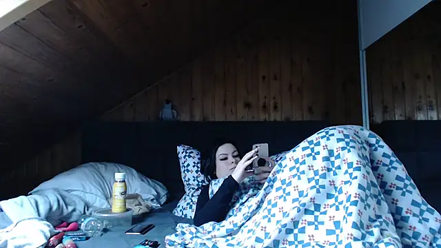 BoeseMoni1998 online show from 10/21/25, 08:04