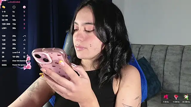 Snapshot of ZaraDames_ chatting on 06/19/26, 04:06 ZaraDames online show from 06/19/26, 04:06