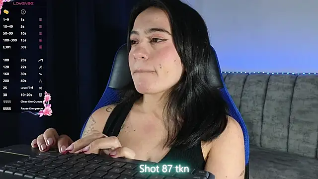 Snapshot of ZaraDames_ chatting on 06/25/26, 04:45 ZaraDames online show from 06/25/26, 04:45