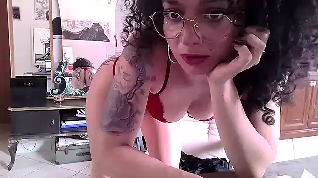 Snapshot of Emily_Posh chatting on 05/13/26, 09:50 Emily Posh online show from 05/13/26, 09:50