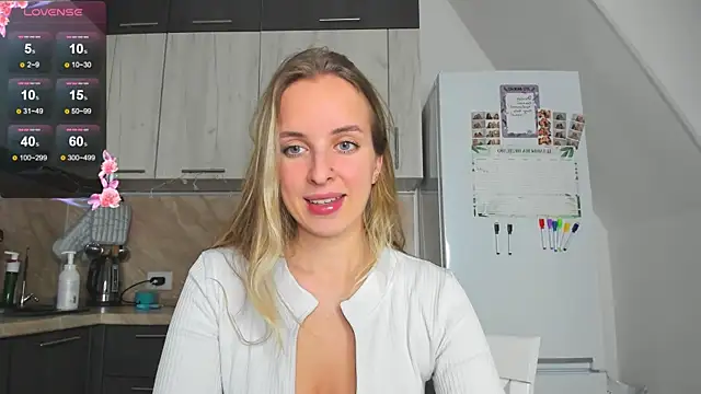 Snapshot of violet_blue_eyes chatting on 12/10/24, 01:44 violet blue eyes online show from 12/10/24, 01:44