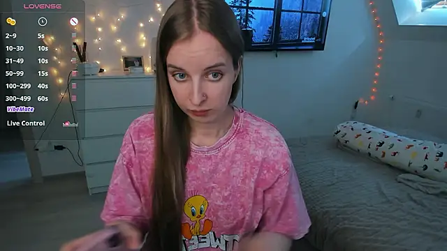 Snapshot of violet_blue_eyes chatting on 03/12/26, 12:44 violet blue eyes online show from 03/12/26, 12:44