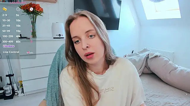 Snapshot of violet_blue_eyes chatting on 04/08/26, 01:33 violet blue eyes online show from 04/08/26, 01:33