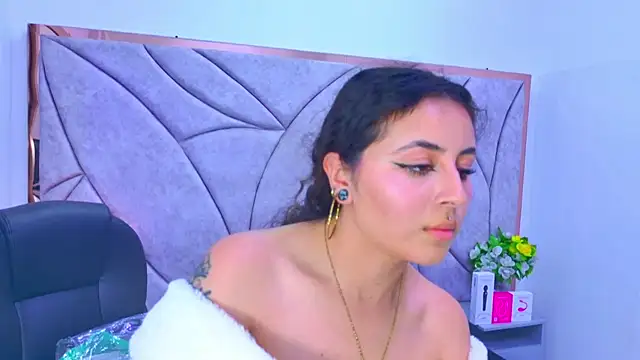 Snapshot of celeste_blue69 chatting on 12/14/25, 04:40 celeste blue69 online show from 12/14/25, 04:40