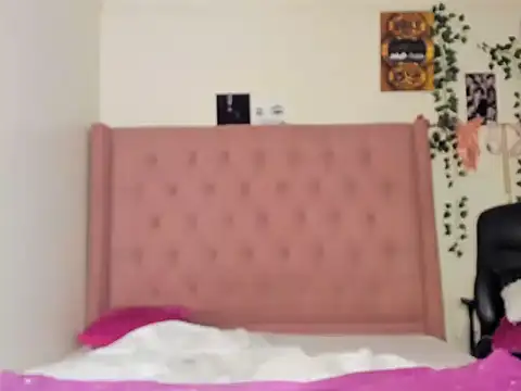 Snapshot of Wendy_smal_- chatting on 02/21/25, 03:10 Wendy smal - online show from 02/21/25, 03:10