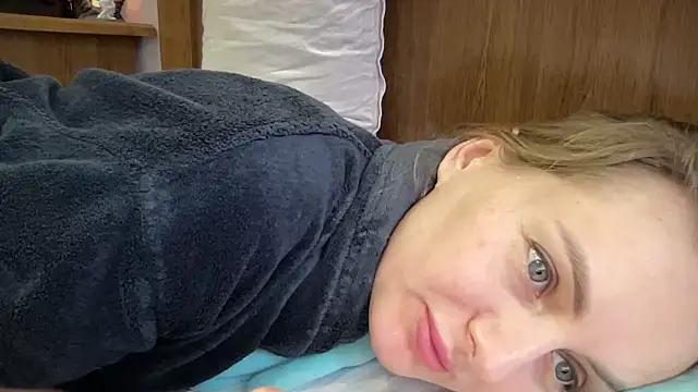 Snapshot of Viola_sweet chatting on 11/17/25, 10:32 Viola sweet online show from 11/17/25, 10:32