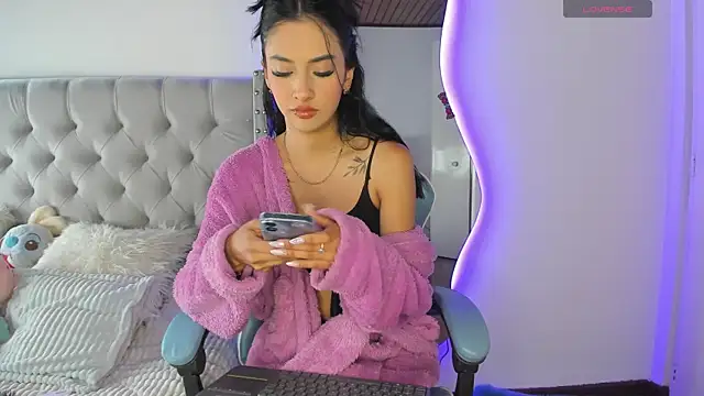 Snapshot of Violet_Rost chatting on 02/10/25, 02:05 Violet Rost online show from 02/10/25, 02:05