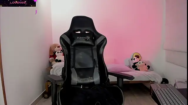 Snapshot of Biancastrongg chatting on 10/30/25, 02:57 Biancastrongg online show from 10/30/25, 02:57