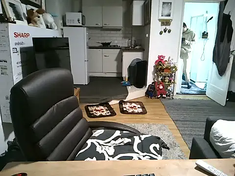 Snapshot of mihaimichael chatting on 10/26/25, 12:00 mihaimichael online show from 10/26/25, 12:00