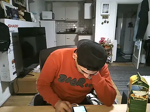 Snapshot of mihaimichael chatting on 10/31/25, 02:56 mihaimichael online show from 10/31/25, 02:56