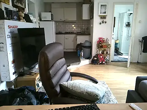 Snapshot of mihaimichael chatting on 11/11/25, 12:16 mihaimichael online show from 11/11/25, 12:16