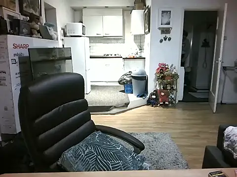 Snapshot of mihaimichael chatting on 11/13/25, 08:19 mihaimichael online show from 11/13/25, 08:19