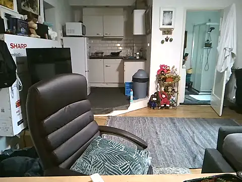 Snapshot of mihaimichael chatting on 11/15/25, 02:35 mihaimichael online show from 11/15/25, 02:35