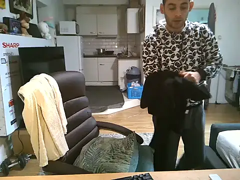 Snapshot of mihaimichael chatting on 11/20/25, 12:05 mihaimichael online show from 11/20/25, 12:05