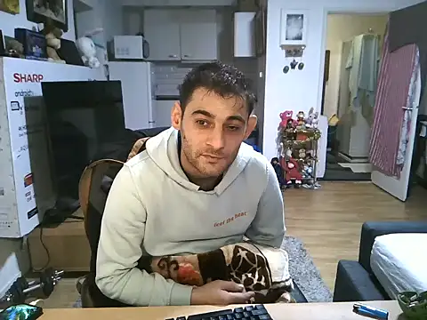 Snapshot of mihaimichael chatting on 11/21/25, 12:10 mihaimichael online show from 11/21/25, 12:10