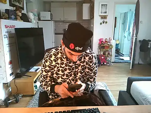 Snapshot of mihaimichael chatting on 11/21/25, 12:15 mihaimichael online show from 11/21/25, 12:15