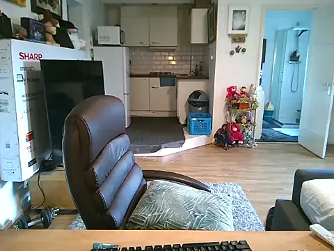 Snapshot of mihaimichael chatting on 11/22/25, 01:54 mihaimichael online show from 11/22/25, 01:54